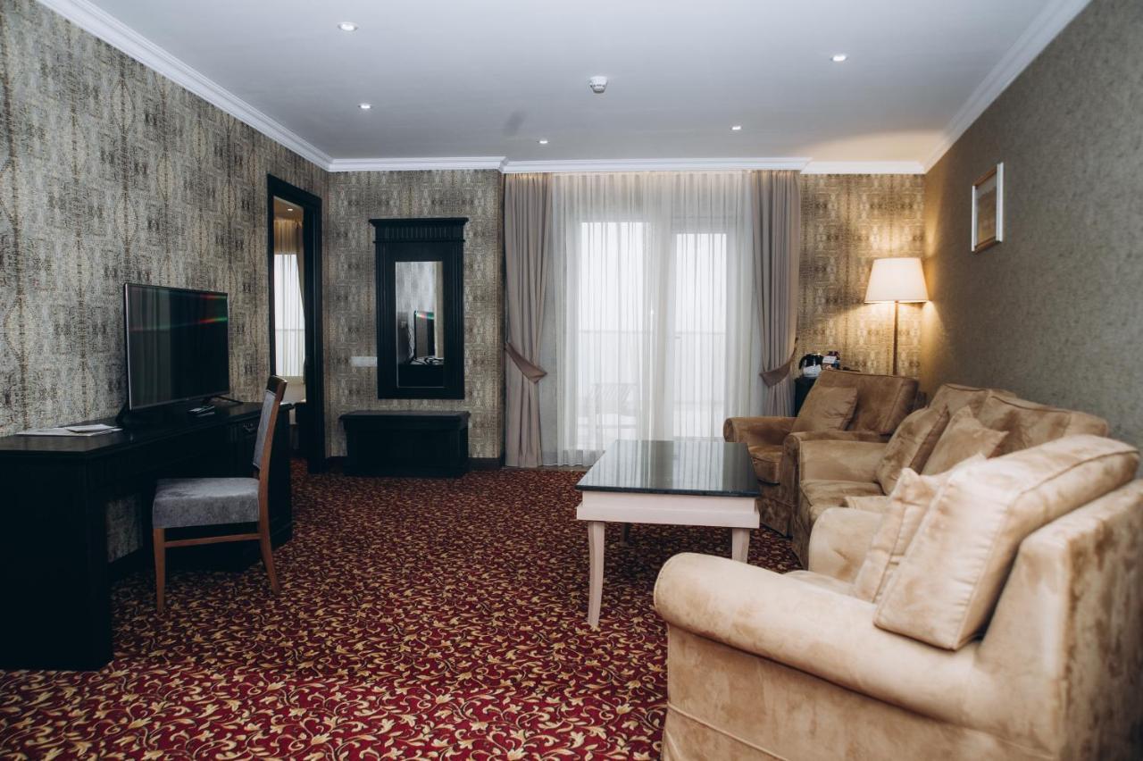 Colosseum Marina Hotel Batoumi Extérieur photo