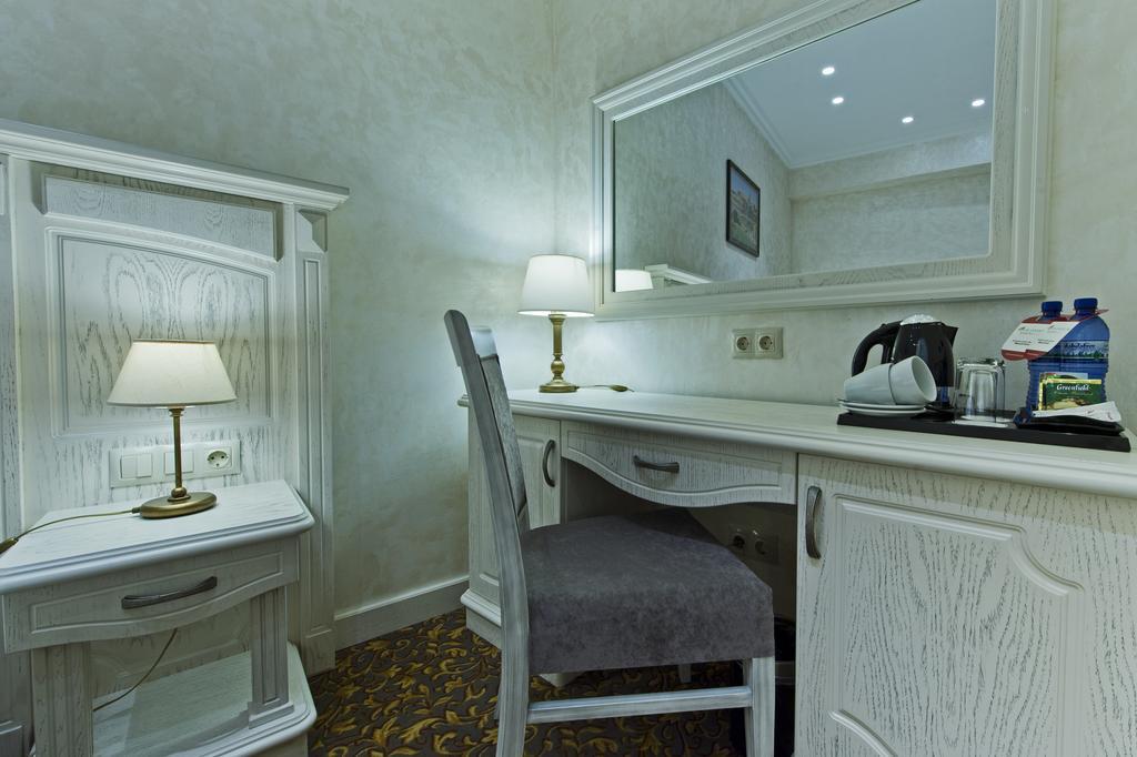 Colosseum Marina Hotel Batoumi Extérieur photo
