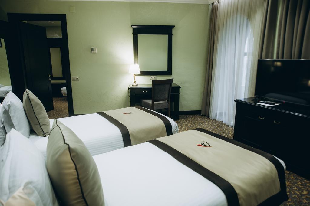 Colosseum Marina Hotel Batoumi Extérieur photo
