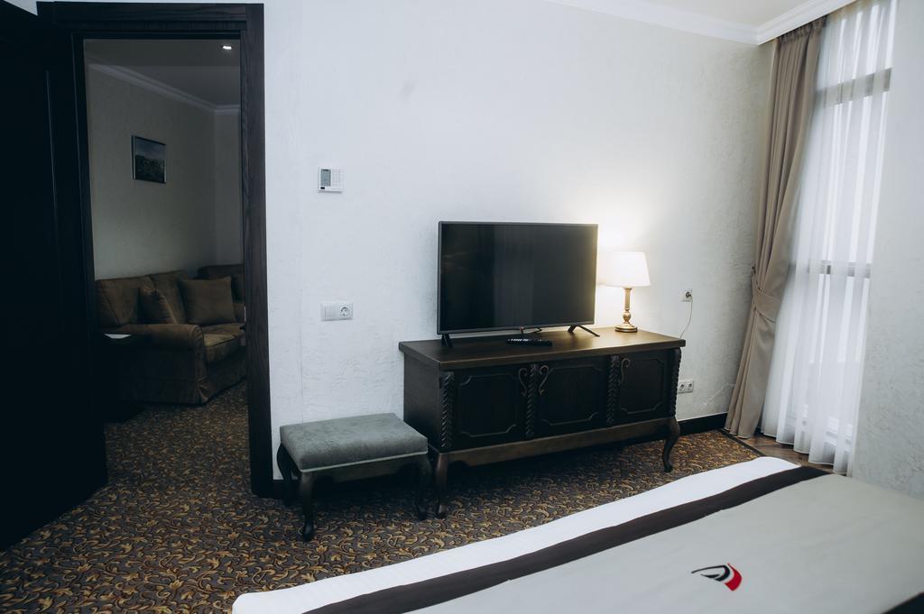 Colosseum Marina Hotel Batoumi Extérieur photo